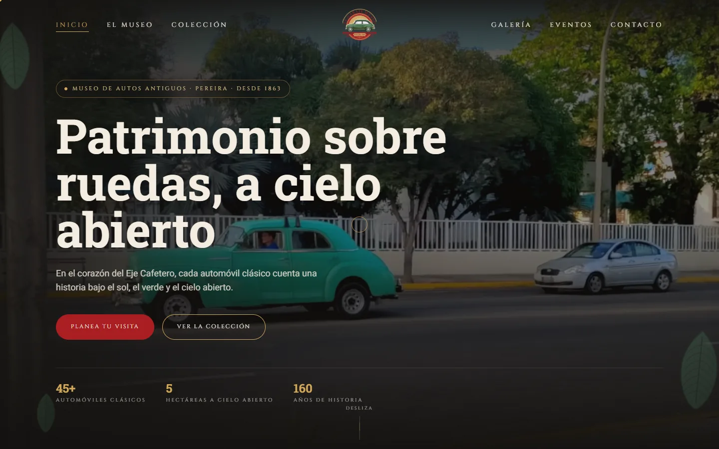 Portada del sitio de El Garaje Museo: un automóvil antiguo turquesa en una calle arbolada de Pereira, con el titular «Patrimonio sobre ruedas, a cielo abierto».